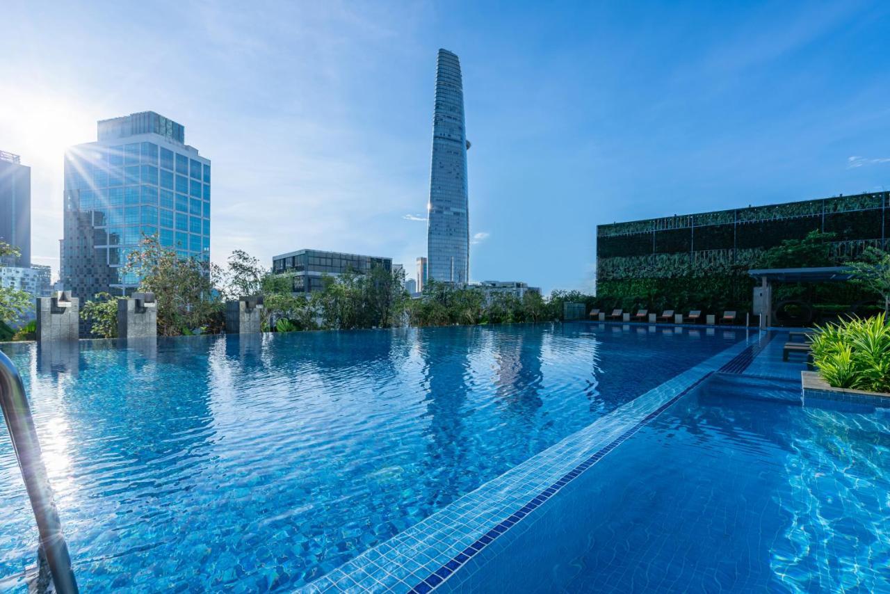 Fusion Original Saigon Centre Otel Ho Şi Min Dış mekan fotoğraf Landmark 81 rooftop pool