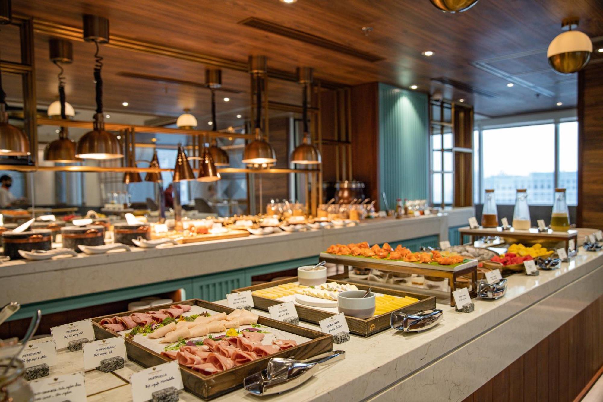 Fusion Original Saigon Centre Otel Ho Şi Min Dış mekan fotoğraf A buffet at a hotel